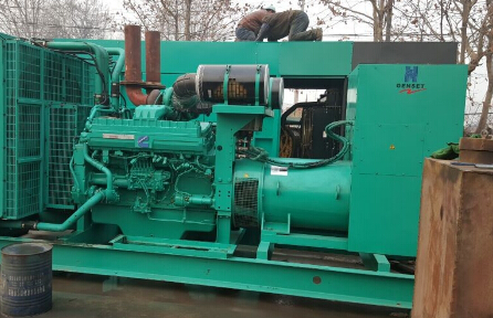 博望发电机组如何判断水冷式机油散热器内部是否需要清洗？